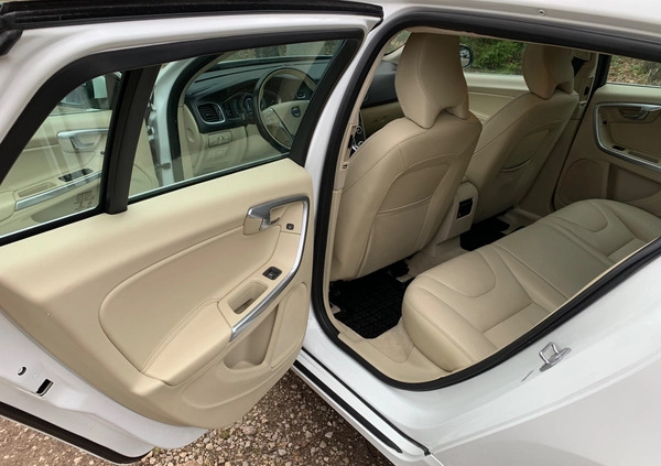 Volvo V60 cena 57900 przebieg: 120700, rok produkcji 2016 z Warszawa małe 211